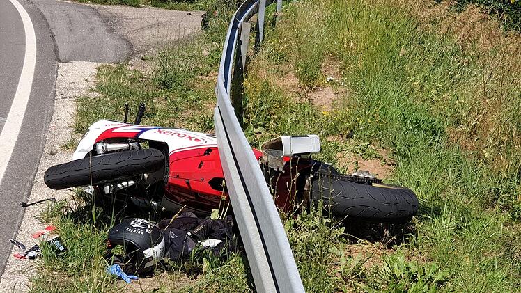 Im Kurvenbereich kollidiert: Bei einem schweren Motorradunfall im mittelfr&auml;nkischen Kreis Roth sind am Freitagnachmittag zwei Menschen verletzt worden. Foto: NEWS5 / Fechner