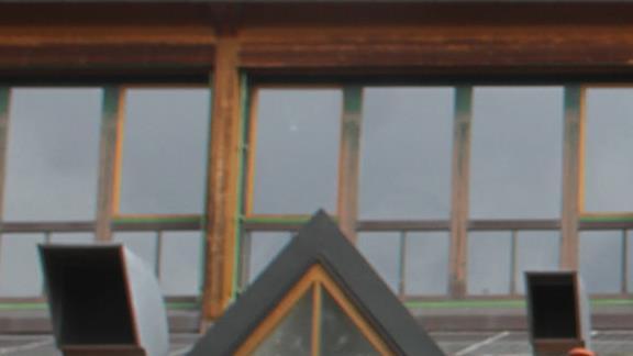 Hinter den den Anschl&uuml;sse der Solaranlage l&auml;uft Wasser nach innen. Foto: Sonny Adam