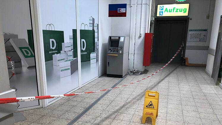 Die Täter hatten das Mauerwerk entfernt und anschließend den Automaten geöffnet. Foto: News5/Fricke