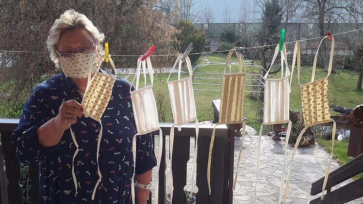 Jeder Mundschutz, den Barbara Bieler in Bad Brückenau mit einfachen Mitteln anfertigt, ist ein Unikat. Sie hofft, dass viele Hobbyschneiderinnen ihrem Beispiel folgen und so Versorgungslücken schließen. Foto: Rolf Pralle