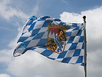 Wurde als "innovativ" angepriesen: Bayern scheitert mit Plänen für ChatfunktionBayern Flagge