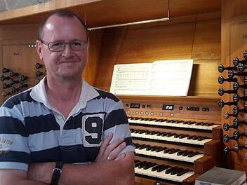 Georg Hagel wird die Orgel im „Dom des Frankenwaldes“ spielen und die Ausbildungsmöglichkeiten vorstellen.