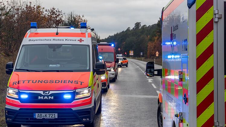 Alzenau: Rettungswagen kracht in Sattelzug - 19-Jähriger schwer verletzt