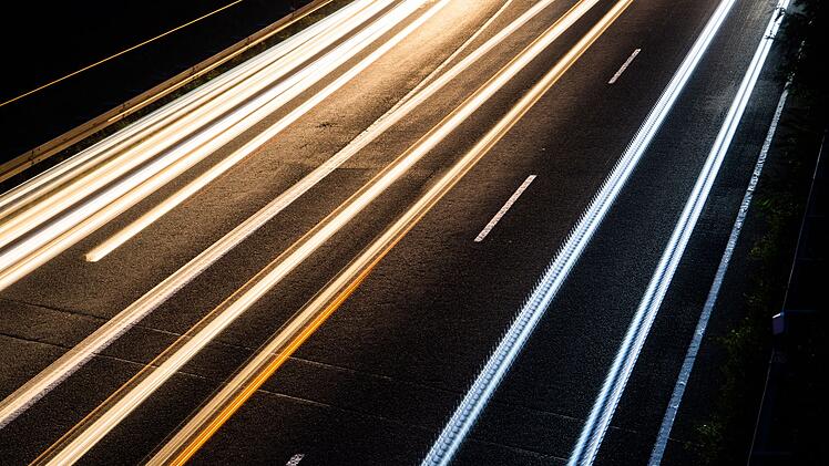 Verkehr in der Morgend&auml;mmerung