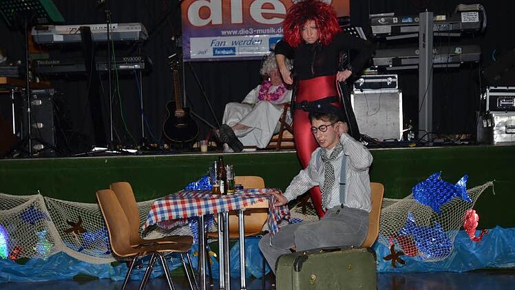 Petrus (im Hintergrund Hartmut Fleischmann) geht auf eine Wette mit Mephisto ein (Katja Wich, Mitte), dass der Flößer Max (Maximilian Hümmrich, vorne) ein ganzer Kerl wird.