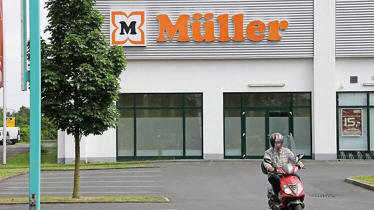 Müller steht noch an der Fassade, ist in der Gewerbe-Immobilie an der Nürnberger Straße aber schon Vergangenheit. Foto: Matthias Hoch