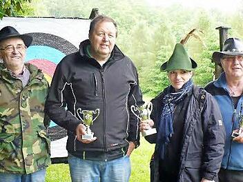 Siegerehrung: Bogenreferent Helmut Rohner mit Roland Müller (Little John), Elke Fries (Robin Hood und 3. Platz Glücksscheibe) sowie Michael Hofmann (Bruder Tuck und 2. Platz Glücksscheibe). Foto: Schützenverein