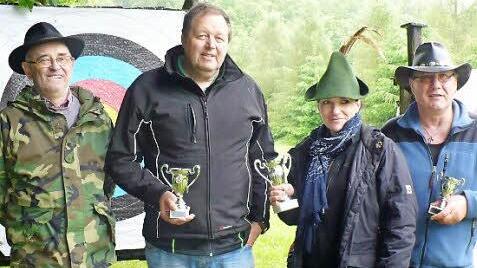 Siegerehrung: Bogenreferent Helmut Rohner mit Roland Müller (Little John), Elke Fries (Robin Hood und 3. Platz Glücksscheibe) sowie Michael Hofmann (Bruder Tuck und 2. Platz Glücksscheibe). Foto: Schützenverein