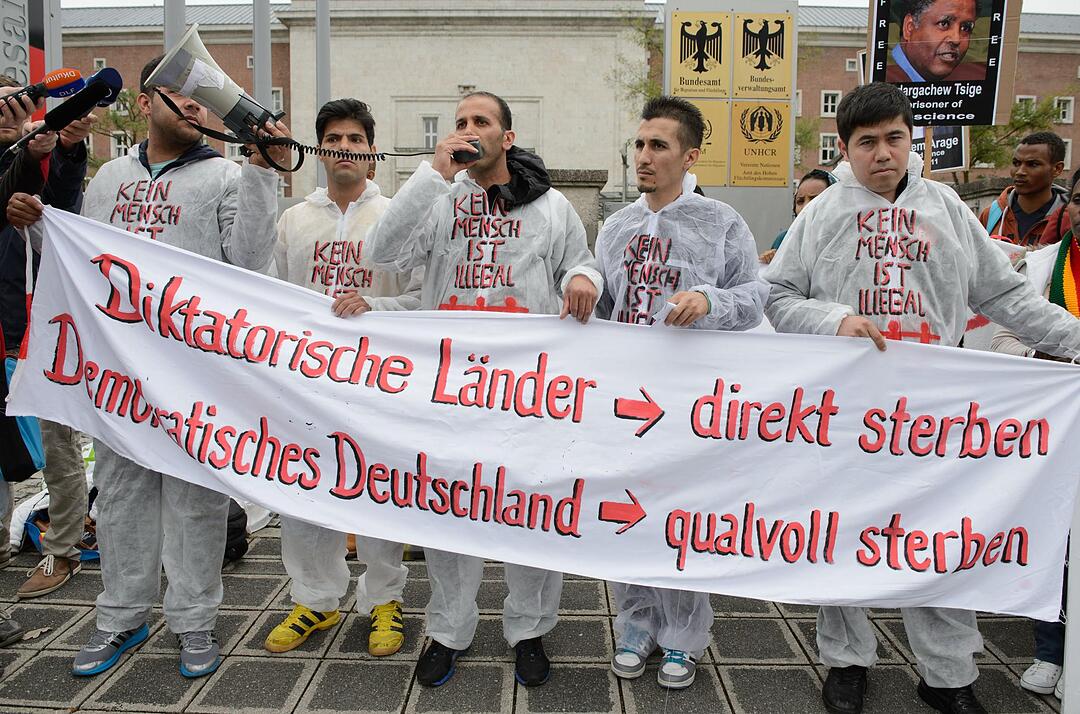 Kundgebung von Flüchtlingen vor dem Bundesamt für Migration Foto: Timm Schamberger / dpa