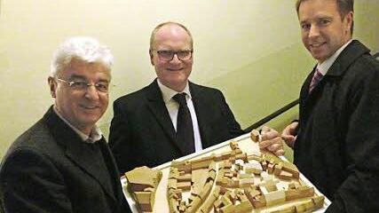 Architekt Robert Fischer und die Sparkassen-Vorstandsmitglieder Stephan Kirchner und Thomas Endres (v.l.) kamen auch zur Sitzung des Bau- und Werksenates. Foto: Anna Lienhardt