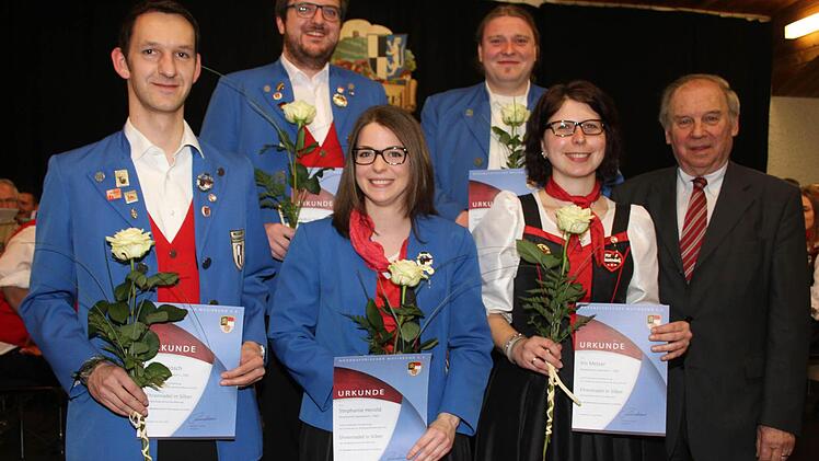Der Kreisvorsitzende des Nordbayerischen Musikbundes Heinrich Ramming (rechts) zeichnete fünf verdiente Musiker für 20 Jahre Treue zu den Kasendorfern aus; vorne, von links: Holger Hösch (Tenorhorn), Sängerin und Flügelhornistin Stephanie Herold und Iris Melzer (Saxophon); hinten, von links: Markus Schwarzott (Saxophon, E-Gitarre, Klavier) und Stefan Pöhner (Bariton, E-Bass). Foto: Sonja Adam