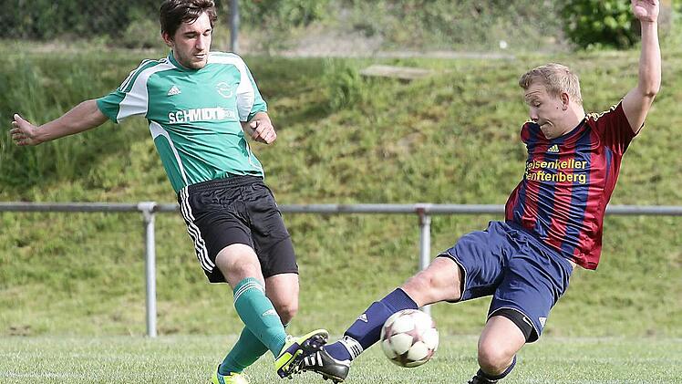 Nicht den Ball, sondern den Fuß dess Heiligenstadters Pascal Hofmann (l.) trifft der Gunzendorfer Andre Simmerlein.