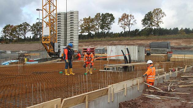 Die Firma Strabag baut in Neudrossenfeld. Die Kulmbacher Niederlassung zieht von Krumme Fohre ins Gewerbegebiet bei Unterbr&uuml;cklein um. Fotos: Alexander Hartmann