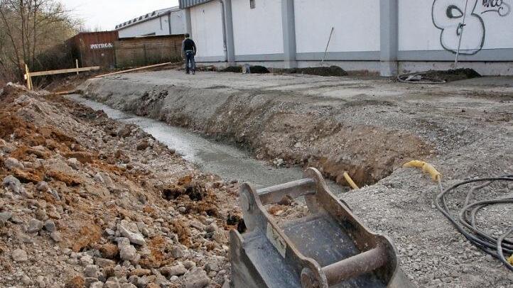 Das Fundament für den Anbau wird betoniert.