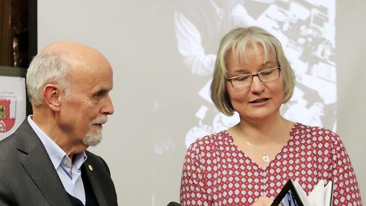 Dagmar Wennmacher bedankte sich mit einigen Geschenken bei René Böll für seinen Vortrag. Fotos: Johanna Blum