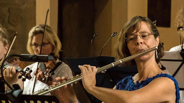 Zahlreiche Zuhörer lockte die Serenade mit dem Collegium musicum Coburg in die Schlosskirche Ahorn.  Als Flötistin beeindruckte Angelika Stirner-Ebert.Foto: Jochen Berger