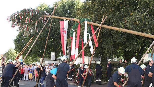 Mit vereinten Kräften wird der Kirchweihbaum aufgestellt.   Fotos: Rudolf Mader