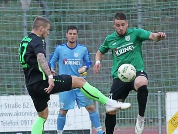 Der Eltersdorfer Tobias Herzner versucht in dieser Szene, den Ball über den Sander Kevin Steinmann zu lupfen. Trotz Platzverweis zeigte der FC eine couragierte Leistung, verlor aber mit 1:3.  Foto: S. Baumann/anpfiff.info