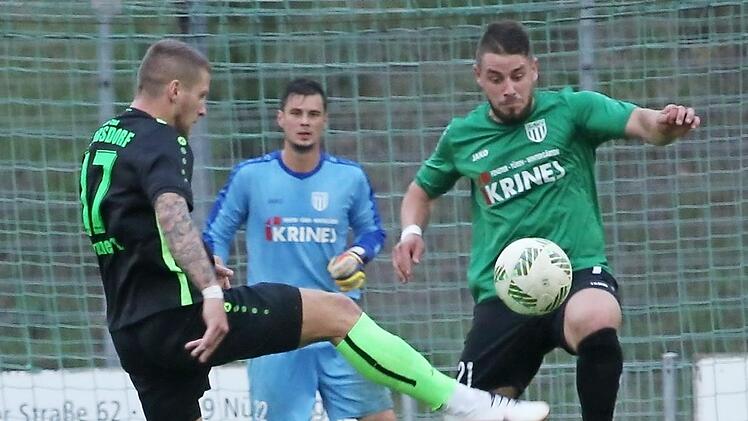 Der Eltersdorfer Tobias Herzner versucht in dieser Szene, den Ball über den Sander Kevin Steinmann zu lupfen. Trotz Platzverweis zeigte der FC eine couragierte Leistung, verlor aber mit 1:3.  Foto: S. Baumann/anpfiff.info