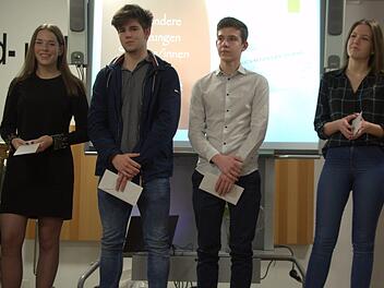 Für ihre schulischen Leistungen wurden ausgezeichnet (von links): Hanna Reißenweber, Erik Turek und Tobias Neeb (alle Realschule CO II) sowie Eva Dellert (Beruflichen Oberschule Coburg).