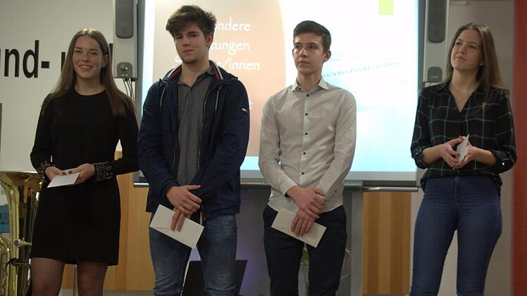 Für ihre schulischen Leistungen wurden ausgezeichnet (von links): Hanna Reißenweber, Erik Turek und Tobias Neeb (alle Realschule CO II) sowie Eva Dellert (Beruflichen Oberschule Coburg).