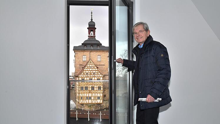 Architekt Heinz Rosenberg zeigt den schönsten Ausblick auf das Alte Rathaus vom Dachgeschoss aus. Foto: Ronald Rinklef