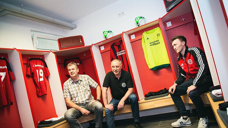 Zweiter Vorsitzender Marc Paul, Vorsitzender Dieter Mühlbauer und Kapitän Christian Fischer (von links) sind stolz auf ihre neue Umkleidekabine. Foto: Alexander Muck