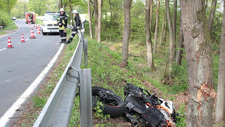 Zwischen Aisch und Medbach krachte das Leichtkraftrad gegen eine Eiche.  Foto: Andreas Dorsch