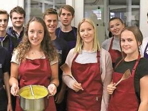 Die Maintal-Azubis schwingen schon zu Beginn ihrer Ausbildungszeit die Kochl&ouml;ffel. Foto: Maintal Konfit&uuml;ren GmbH