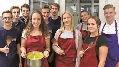 Die Maintal-Azubis schwingen schon zu Beginn ihrer Ausbildungszeit die Kochl&ouml;ffel. Foto: Maintal Konfit&uuml;ren GmbH