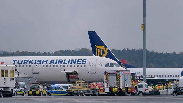 Am N&uuml;rnberger Flughafen musste am Mittwoch ein Passagierflugzeug der Fluggesellschaft Turkish Airlines notlanden. Foto: NEWS5 / DESK