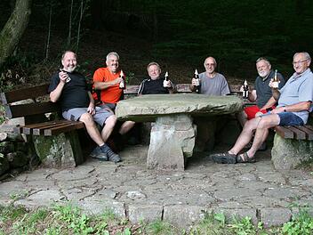 Feierabendbierchen nach getaner Arbeit: Alfred Sell (von links), Egon Kessler, Albrecht Markart, Hans-Peter Rölling, Manfred Rüttinger und Waldemar Metz.