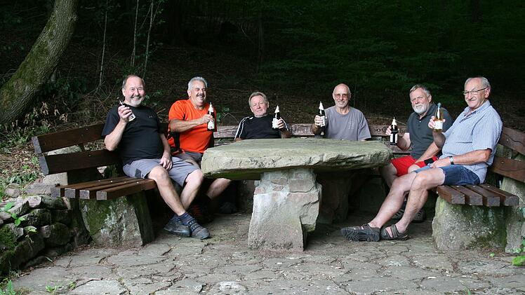 Feierabendbierchen nach getaner Arbeit: Alfred Sell (von links), Egon Kessler, Albrecht Markart, Hans-Peter Rölling, Manfred Rüttinger und Waldemar Metz.