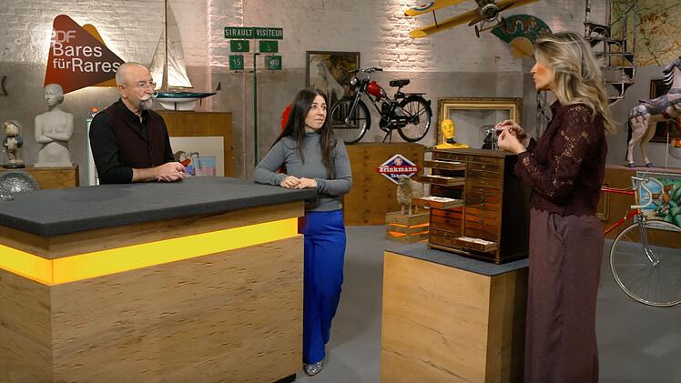 "Ich liebe so K&auml;stchen mit 1.000 Schubladen", gestand Lichter und war sofort hin und weg von dem Schr&auml;nkchen, das Vanessa aus Essingen im Auftrag verkaufen wollte. Das Kleinm&ouml;bel hatte ihr Gro&szlig;vater vor vielen Jahren einer W&auml;scherei abgekauft. "Und das ist auch noch voll?", staunte Lichter weiter, als Bianca Berding die Schubladen &ouml;ffnete.