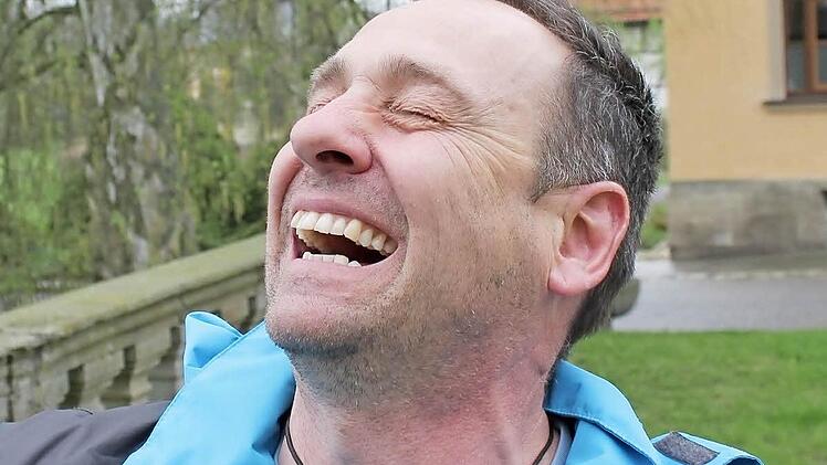 Matthias Vollmuth kann wie auf Knopfdruck loslachen: Ob laut und verrückt oder verlegen, zurückhaltend und leise.