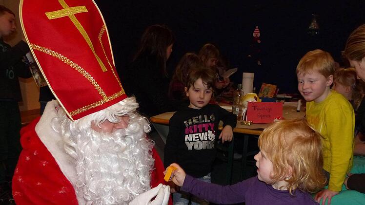 Die jüngsten Besucher wurden vom Nikolaus beschenkt, der bei "seinem" Markt mit vollem Gabensack die Runde machte. Foto: Norbert Neugebauer