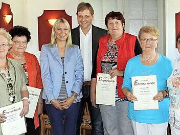 MdB Silke Launert (3. von links, CSU), der CSU Ortsvorsitzende Michael Wunder und Mathilde Hutzl (rechts, FU) ehrten Mathilde Wunder, Elisabeth Wunder, Martina Simon und Herta Müller (von links).  Foto: privat