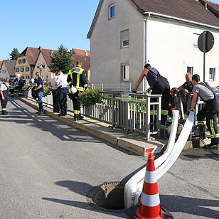 Güllefass läuft über – 1000 Liter  Jauche  gelangen in den Pünzenbach in Straßgiech