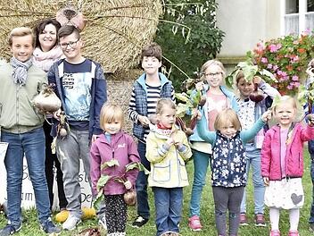 Diese Kinder erhielten beim Obst- und Gartenbauverein Hellingen Preise. Sieger wurde Niklas Wagner (Zweiter von links) mit einer 2455 Gramm schweren roten Bete. Dahinter Barbara Jakob Foto: Gerold Snater