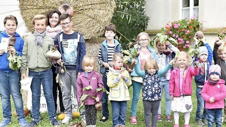 Diese Kinder erhielten beim Obst- und Gartenbauverein Hellingen Preise. Sieger wurde Niklas Wagner (Zweiter von links) mit einer 2455 Gramm schweren roten Bete. Dahinter Barbara Jakob Foto: Gerold Snater