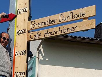 Für einen Dorfladen haben viele Premicher Anteile gezeichnet. Insgesamt beziffert Bürgermeister Waldemar Bug die so entstandene Summe auf 83 000 Euro. Unser Archivbild zeigt Dietmar Stürzenberger  am "Barometer".Anja Stendel