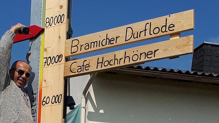Für einen Dorfladen haben viele Premicher Anteile gezeichnet. Insgesamt beziffert Bürgermeister Waldemar Bug die so entstandene Summe auf 83 000 Euro. Unser Archivbild zeigt Dietmar Stürzenberger  am "Barometer".Anja Stendel
