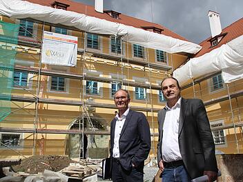 Architekt Georg Schönmüller (links) und Kreiskämmerer Günther Daum führten durch die Baustelle rund um das Landratsamt.  Foto: Andreas Schmitt