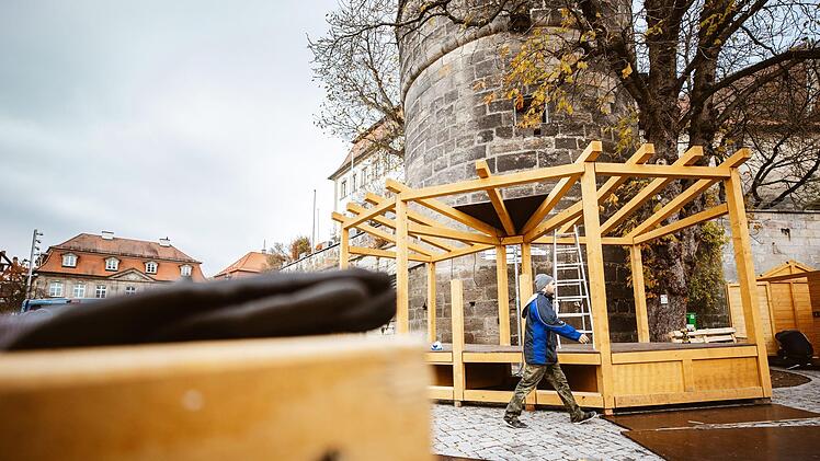 Mit vereinten Kräften: Neun Helfer vom Verein Kronacherleben bauten am Samstag schon einmal die Holzhütten auf, in die an den vier Adventswochenenden die Händler einziehen werden. Am Montag wurden dann die Stromleitungen verlegt. Foto: Marian Hamacher