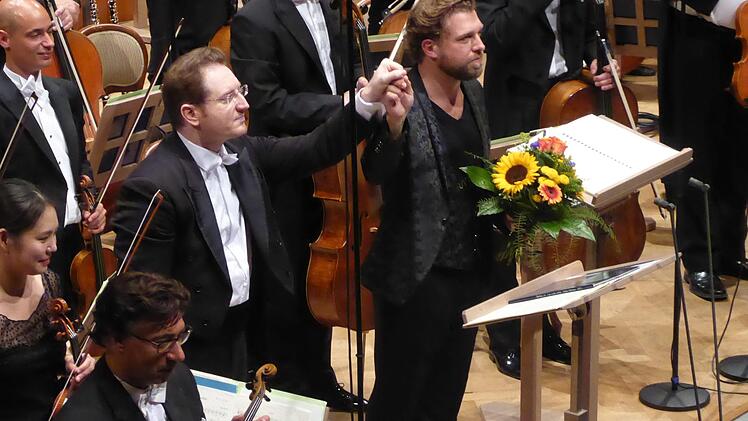 Wurden am Ende gefeiert: der Dirigent Ramón Tebar und der Tenor Julian Pregardien.Gerhild Ahnert