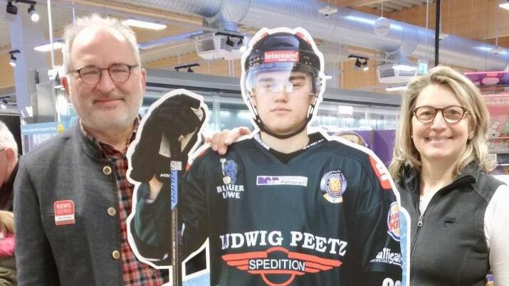 Matthias und Kerstin Zwingel mit dem Ribarik-Aufsteller