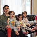 Salama Hasan (von links) muss nach dem plötzlichen Tod ihres Mannes Malik für ihre fünf Kinder stark sein: Yousef (1), Karla (3), Demet (6) und Jan (10). Nicht mit auf dem Foto ist die älteste Tochter (12).  Foto: Sandra Hackenberg