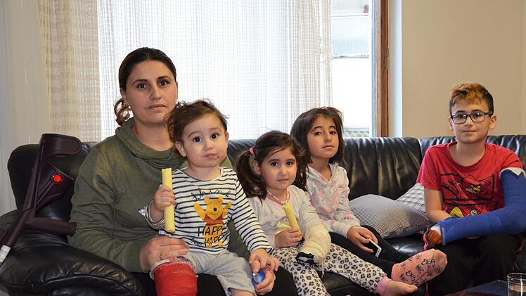 Salama Hasan (von links) muss nach dem plötzlichen Tod ihres Mannes Malik für ihre fünf Kinder stark sein: Yousef (1), Karla (3), Demet (6) und Jan (10). Nicht mit auf dem Foto ist die älteste Tochter (12).  Foto: Sandra Hackenberg