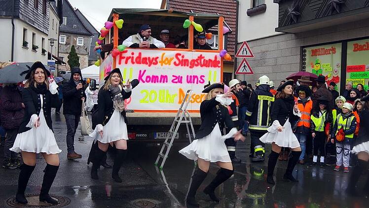 Die Piratenbräute der Tanzgruppe Friesen. Foto: Heike Schülein