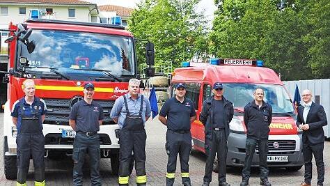 Oberbürgermeister Dr. Dirk Vogel (rechts) verabschiedete die Feuerwehrleute Zugführer Andreas Kröber, Ralf Weingärtner, Dominik Zehe, Christian Harnus, Georg Schmitt und Christian Dösch.